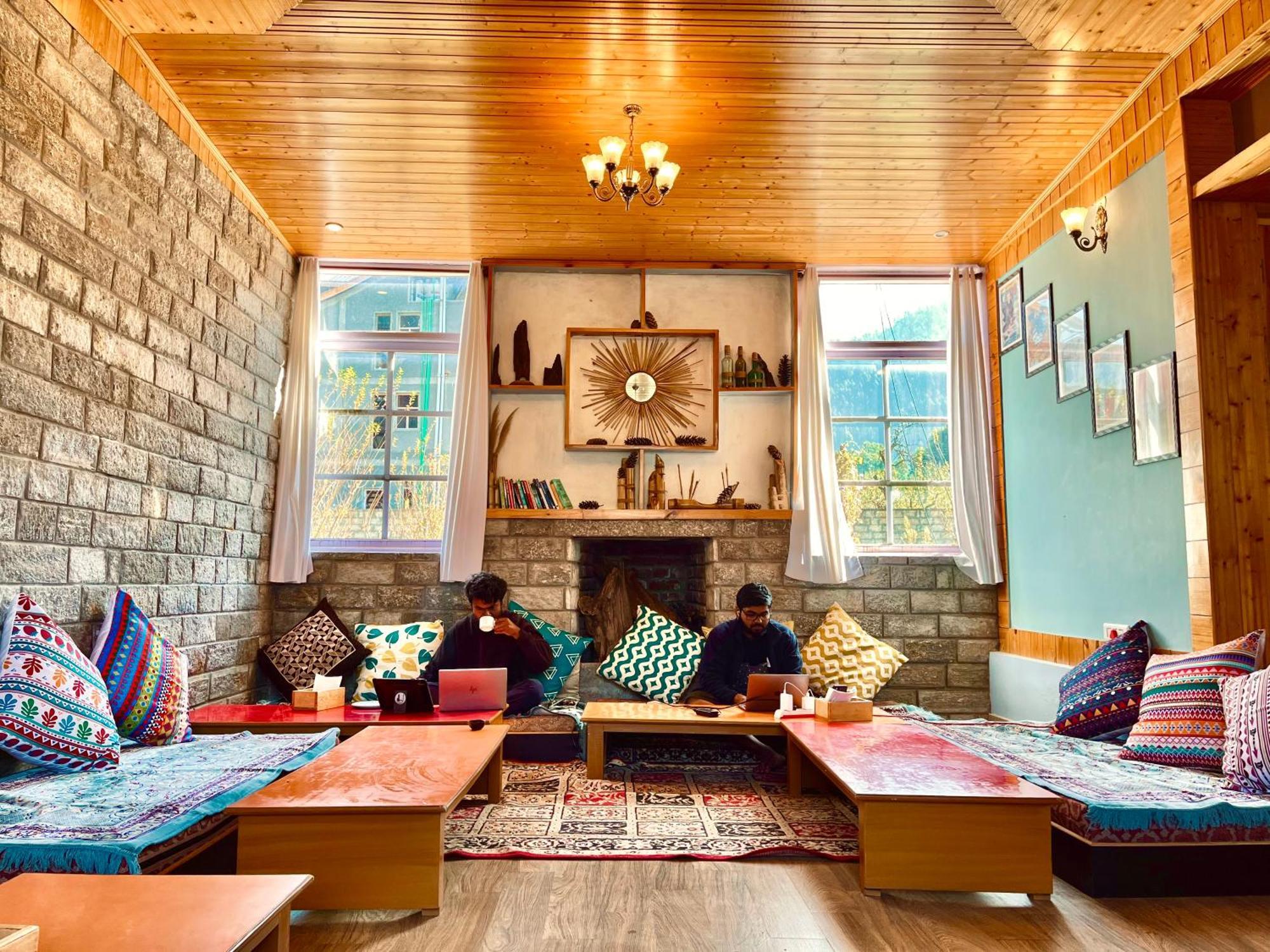 Fluestern Hostel And Cafe Nagar  Exterior foto
