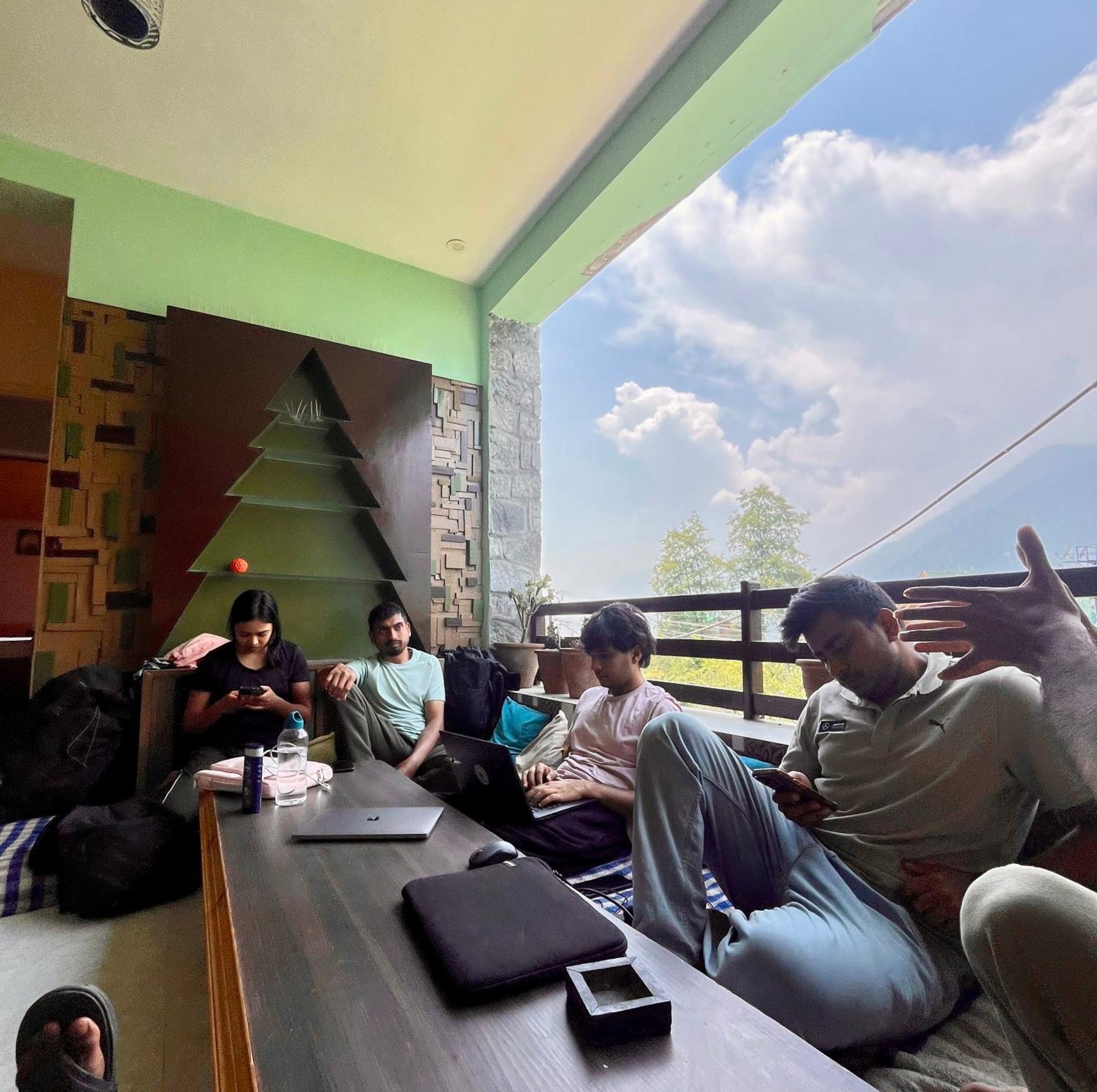Fluestern Hostel And Cafe Nagar  Exterior foto