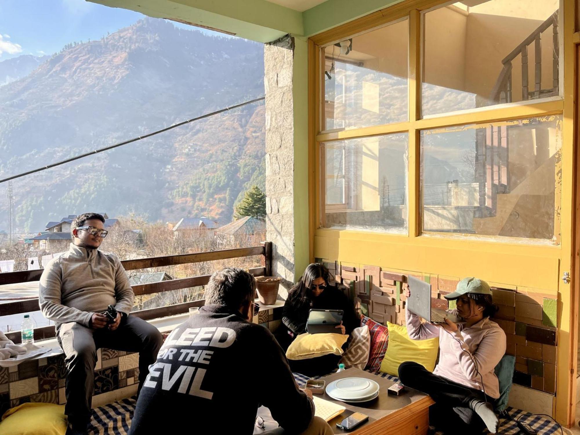 Fluestern Hostel And Cafe Nagar  Exterior foto